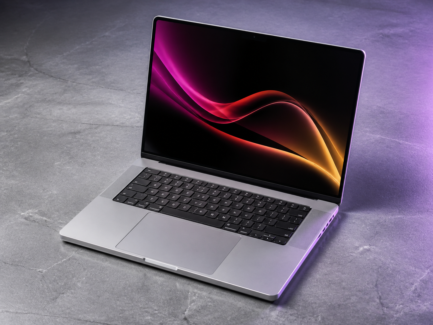 ภาพประกอบ Apple MacBook Pro 14 M5 สีเงินในมุมสามส่วนแบบเปิดหน้าจอ
